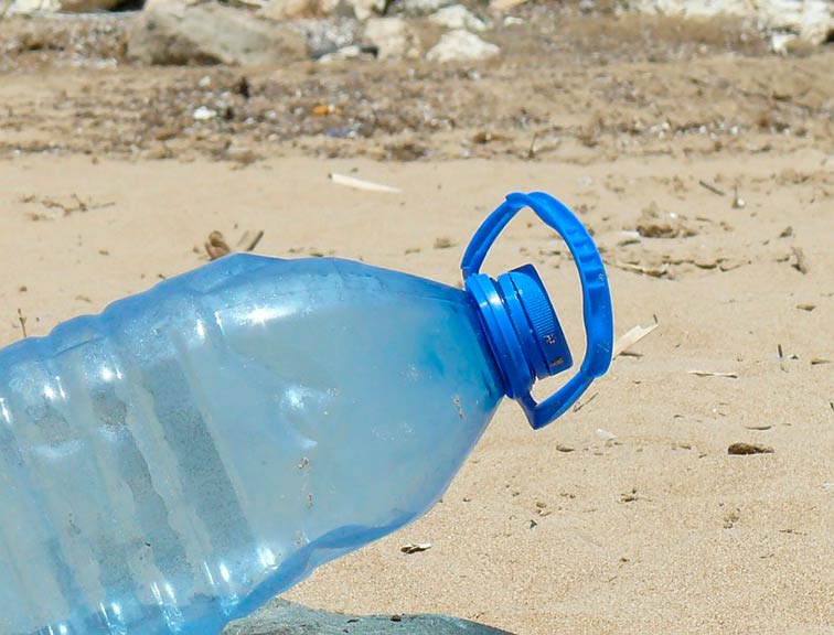 Plastikmüll in trockener Landschaft / pixabay
