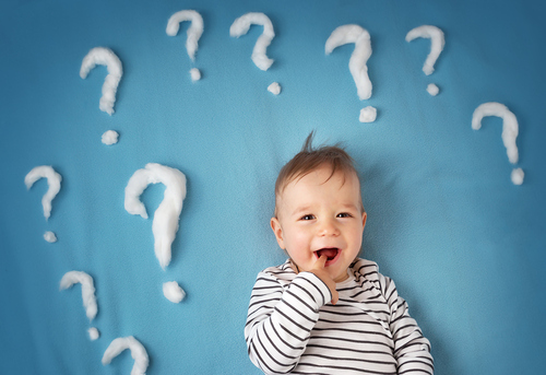 FAQs - Häuft gestellt Fragen zur Taufe / iStock/AGrigorjeva, LeManna Baby mit Fragezeichen