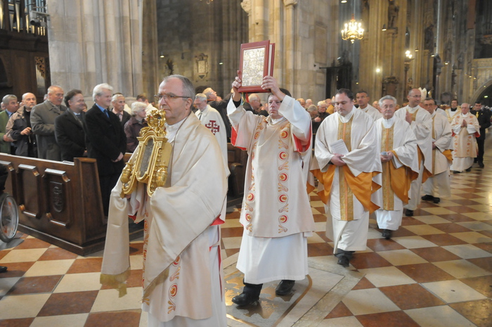 Diakone tragen bei der Einzugsprozession ein Reliquiar des hl. Leopold und das Evangeliar voran