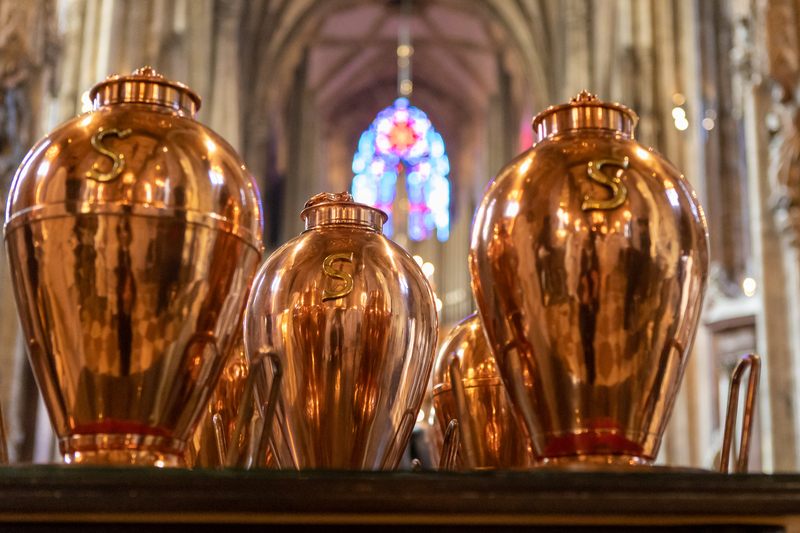 Chrisammesse 2022 im Wiener Stephansdom / Erzdiözese Wien/ Schönlaub Stephan, Stephan Schönlaub Bei der Chrisammesse oder Ölweihmesse werden die heiligen Öle für die gesamte Diözese und das ganze Jahr geweiht bzw. gesegnet. In Wien findet sie traditionellerweise am Montag der Karwoche statt. Die drei Öle bestehen aus Olivenöl, wobei teilweise D